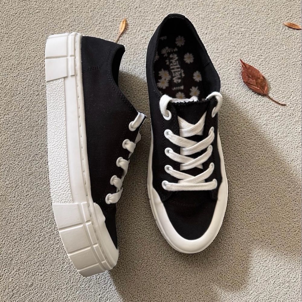 Mad Love women’s Fran Black & White Sneakers, size 10